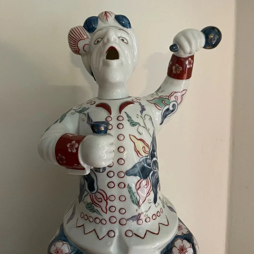 Imari ware Dutch man sitting on a barrel - Picture 3 of 7
